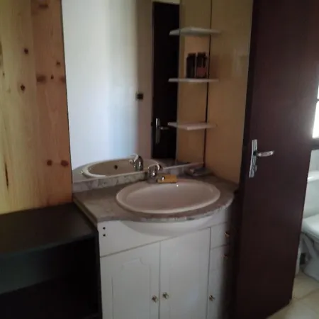 Petite Maison Avec Jardin A L'entree De