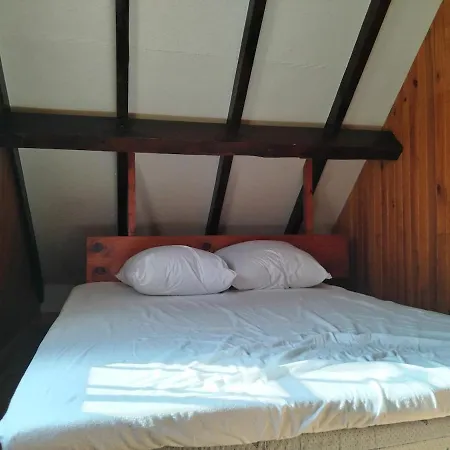 Petite Maison Avec Jardin A L'entree De *